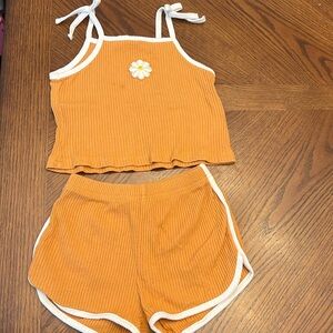 Toddler Daisy set, size 4t! Mustard color w/ white trim!